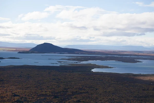 Landscape with lake and mountain range. Light reflections in the — Stock Photo, Image