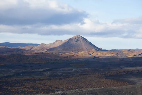 Visa nära den vulkan Hverfjall på Island. Tuffa naturen och — Stockfoto