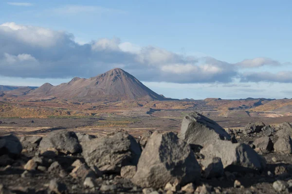 Visa nära den vulkan Hverfjall på Island. Tuffa naturen och — Stockfoto