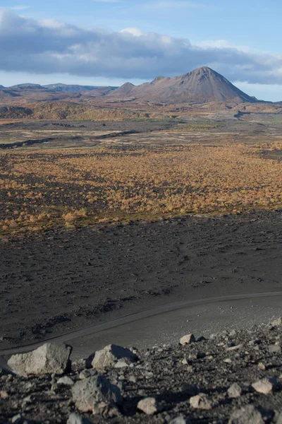 Visa nära den vulkan Hverfjall på Island. Tuffa naturen och — Stockfoto