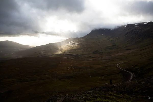 Impresionantes puntos de luz en un valle. Gran vista a través del cañón — Foto de Stock