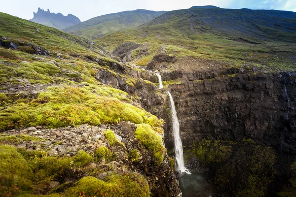 Kallt vatten i Island. Vattenfall i klippiga bergen. Färska och g — Stockfoto