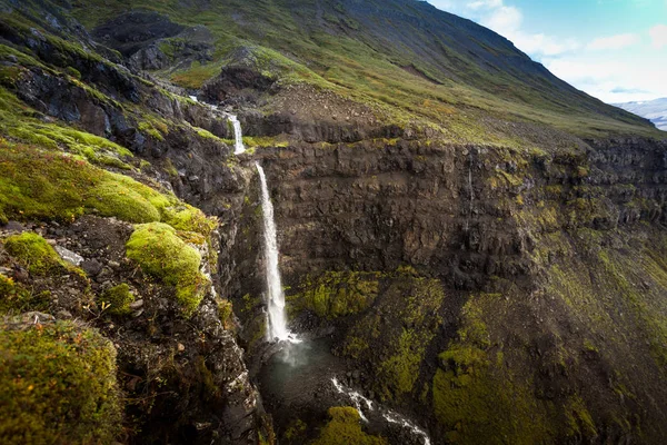 Koud water in IJsland. Waterval in de rocky mountains. Vers en g — Stockfoto