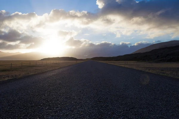 Wandelen naar de gletsjer. Taai, koud en nat weer. — Stockfoto