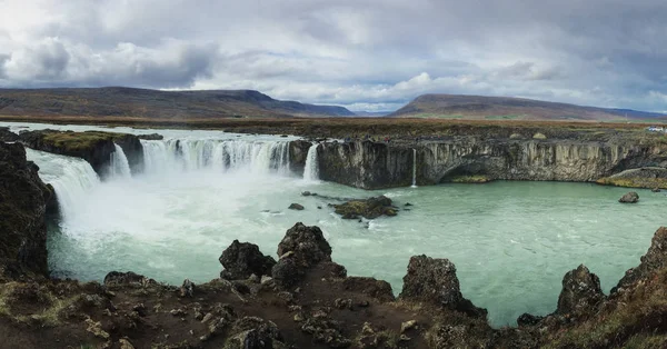 Vandring till glaciären. Tuff, kallt och blött väder. — Stockfoto