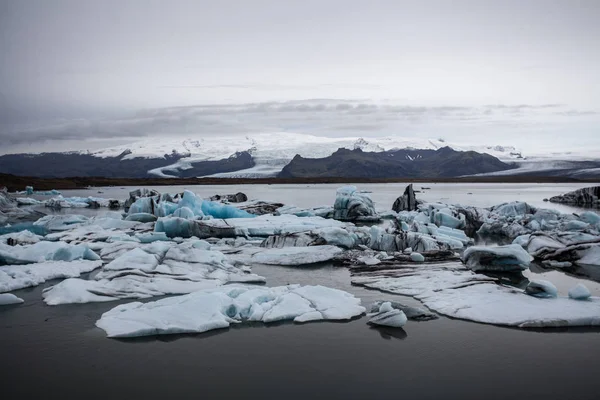 Senderismo al glaciar. Clima duro, frío y húmedo . —  Fotos de Stock