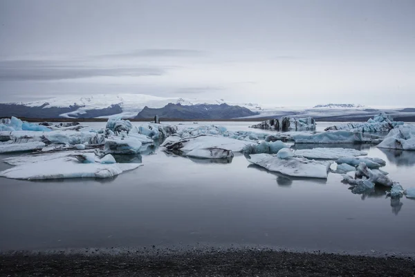 Caminhando até a geleira. Clima duro, frio e húmido . — Fotografia de Stock