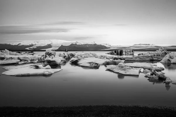 Senderismo al glaciar. Clima duro, frío y húmedo . — Foto de Stock