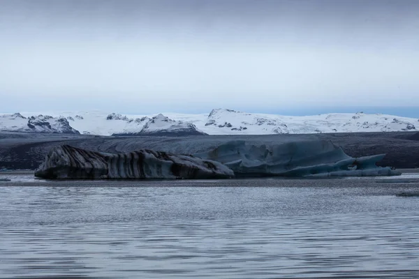 Senderismo al glaciar. Clima duro, frío y húmedo . —  Fotos de Stock