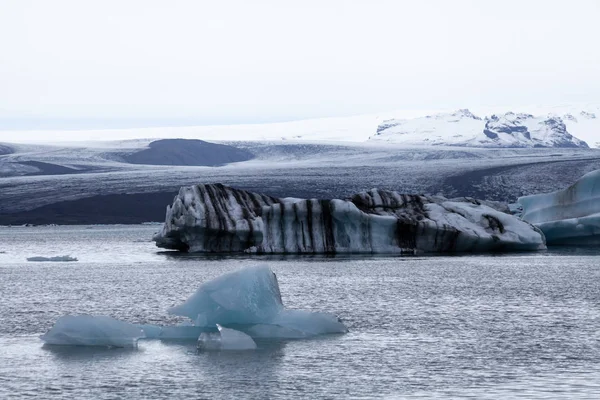 Πεζοπορία στον παγετώνα. Σκληρή, κρύο και υγρό καιρό. — Φωτογραφία Αρχείου