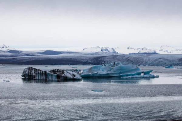 Senderismo al glaciar. Clima duro, frío y húmedo . —  Fotos de Stock