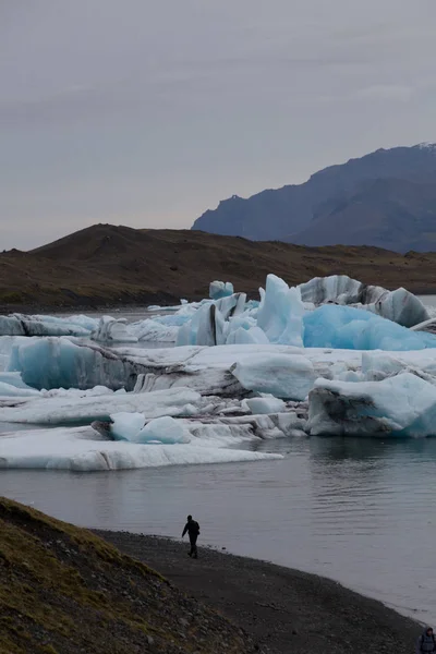 Senderismo al glaciar. Clima duro, frío y húmedo . —  Fotos de Stock