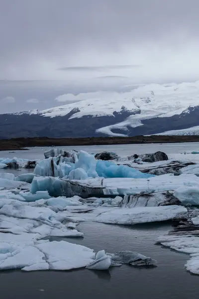 빙하에 하이킹입니다. 힘든, 추위와 젖은 날씨. — 스톡 사진