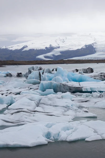 Πεζοπορία στον παγετώνα. Σκληρή, κρύο και υγρό καιρό. — Φωτογραφία Αρχείου