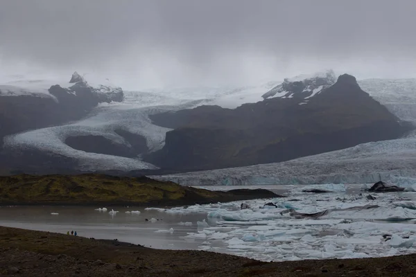 Wanderung zum Gletscher. Hartes, kaltes und nasses Wetter. — Stockfoto