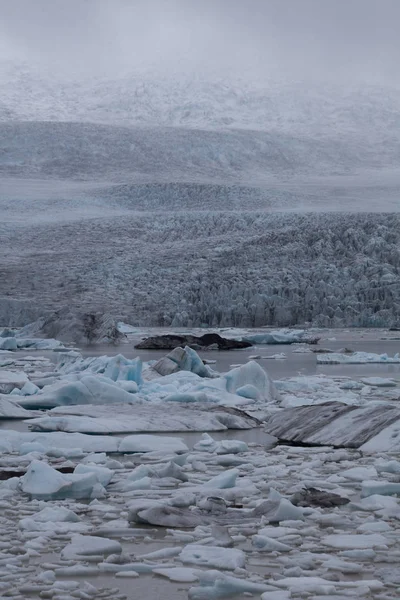 Senderismo al glaciar. Clima duro, frío y húmedo . — Foto de Stock