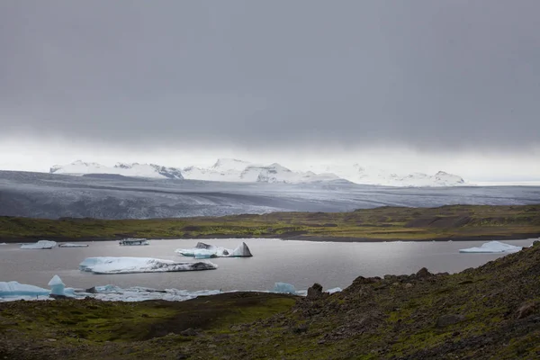 Senderismo al glaciar. Clima duro, frío y húmedo . —  Fotos de Stock