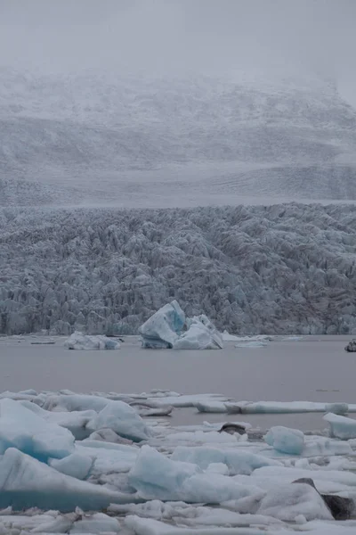 Buzula hiking. Sert, soğuk ve nemli hava. — Stok fotoğraf