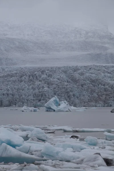 Senderismo al glaciar. Clima duro, frío y húmedo . —  Fotos de Stock