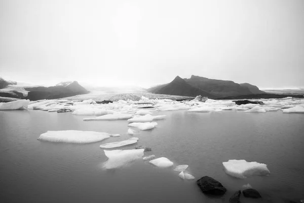 Escursione al ghiacciaio. Tempo duro, freddo e umido . — Foto Stock