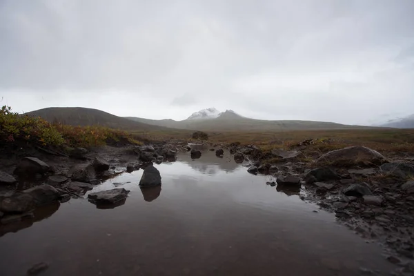 Vandring till glaciären. Tuff, kallt och blött väder. — Stockfoto