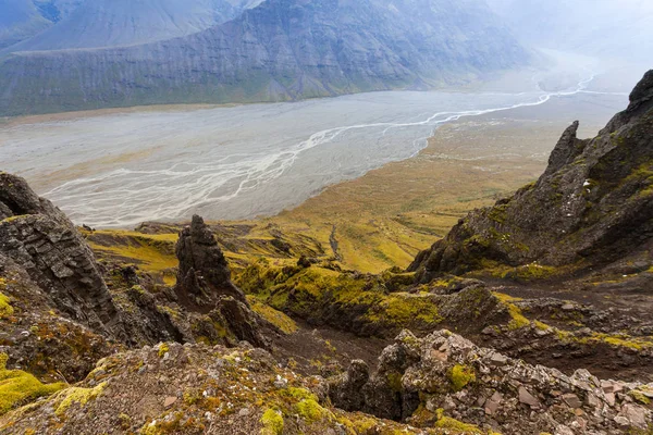 Wandelen naar de gletsjer. Taai, koud en nat weer. — Stockfoto