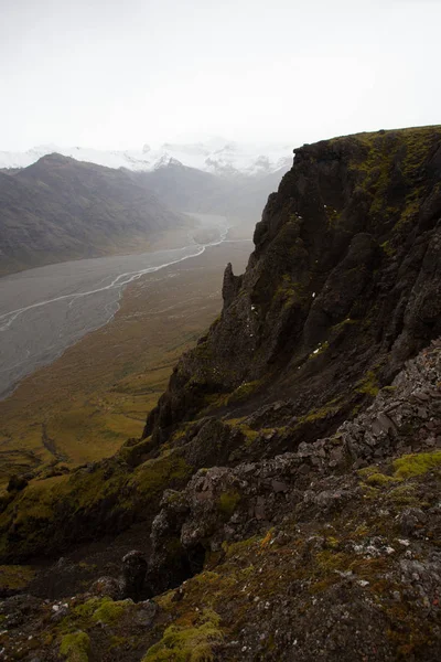 Vandring till glaciären. Tuff, kallt och blött väder. — Stockfoto