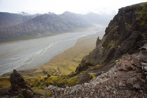 Wandelen naar de gletsjer. Taai, koud en nat weer. — Stockfoto