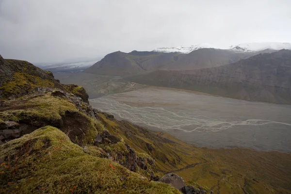 Wanderung zum Gletscher. Hartes, kaltes und nasses Wetter. — Stockfoto