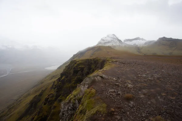 Buzula hiking. Sert, soğuk ve nemli hava. — Stok fotoğraf