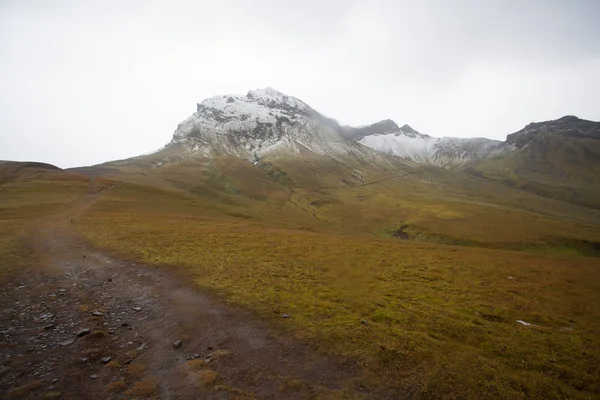 Mendaki ke gletser. Cuaca yang keras, dingin dan basah . — Stok Foto