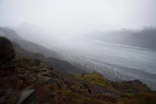 Wanderung zum Gletscher. Hartes, kaltes und nasses Wetter. — Stockfoto