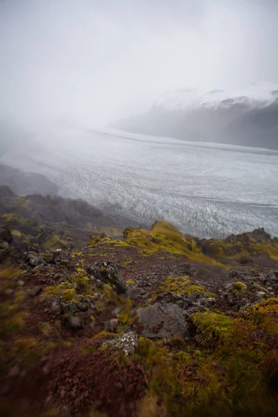 Vandring till glaciären. Tuff, kallt och blött väder. — Stockfoto