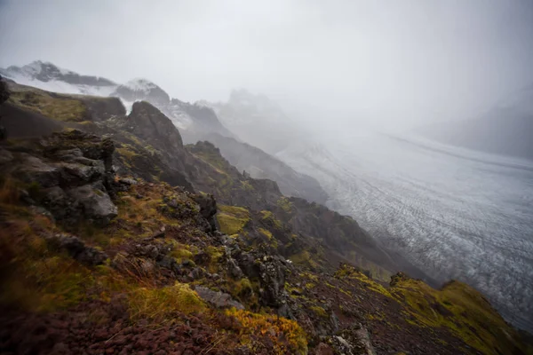 Wanderung zum Gletscher. Hartes, kaltes und nasses Wetter. — Stockfoto