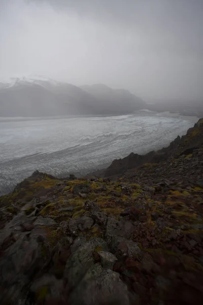 Пешком к леднику. Жесткая, холодная и влажная погода . — стоковое фото