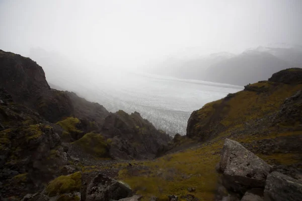 Wanderung zum Gletscher. Hartes, kaltes und nasses Wetter. — Stockfoto
