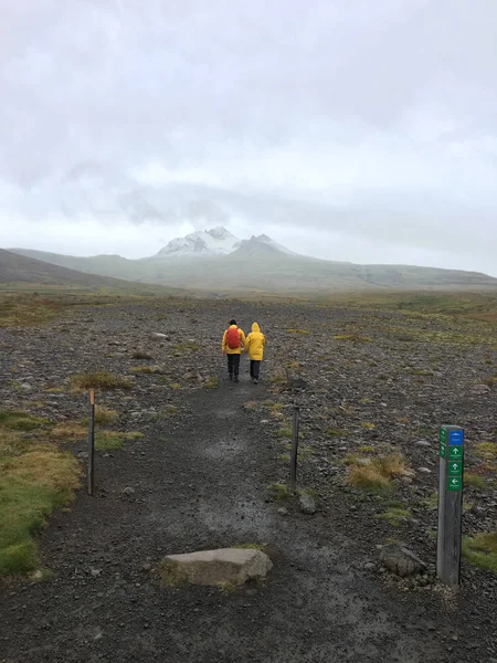 Wandelen naar de gletsjer. Taai, koud en nat weer. — Stockfoto