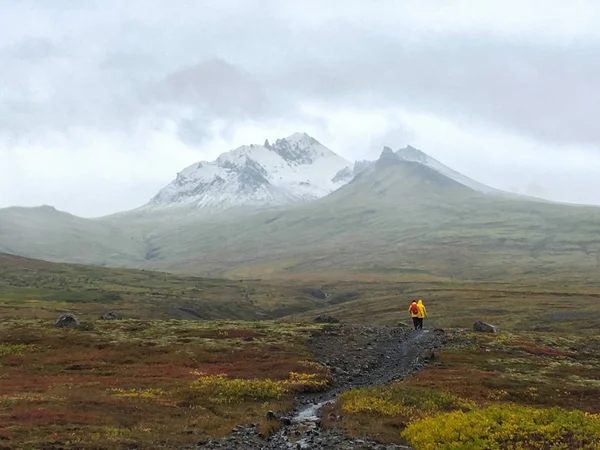 Wandelen naar de gletsjer. Taai, koud en nat weer. — Stockfoto