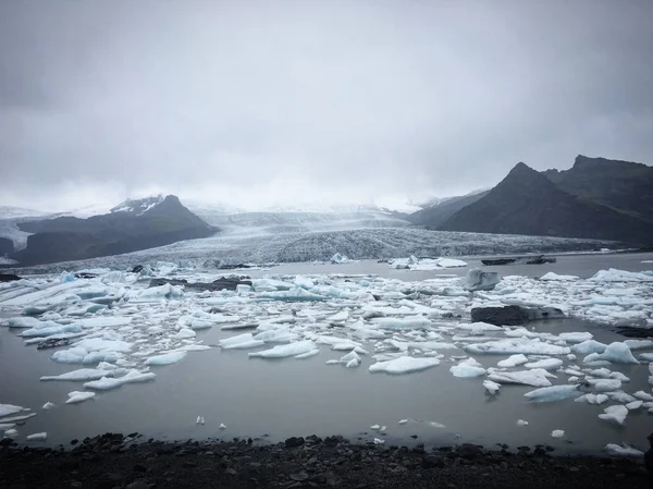 Randonnée vers le glacier. Température rude, froide et humide . — Photo