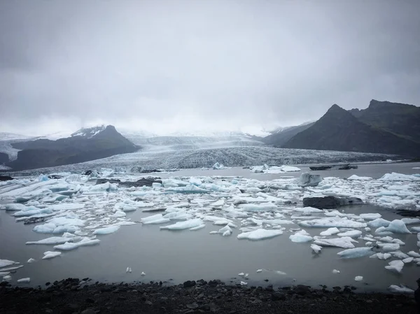 Caminhando até a geleira. Clima duro, frio e húmido . — Fotografia de Stock