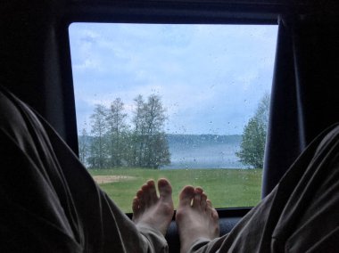 Camper van Gölü kenarındaki yağmur sırasında soğutma.