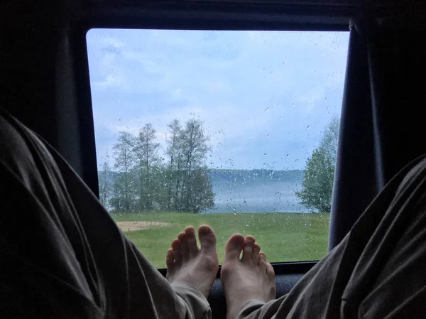Camper van Gölü kenarındaki yağmur sırasında soğutma.