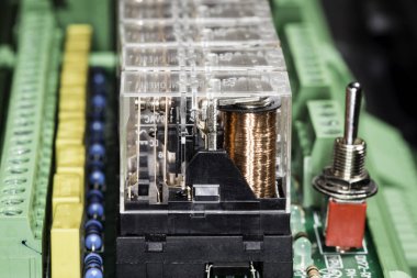 Grup geçişlerinin DIN 35 raylı sistem üzerinde yeşil yuva içinde