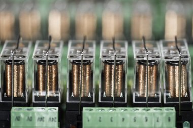 Grup geçişlerinin DIN 35 raylı sistem üzerinde yeşil yuva içinde