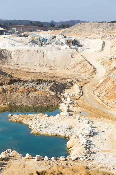 Flygfoto Över Öppen Sand Grusgruva Med Damm Full Grönt Förorenat — Stockfoto