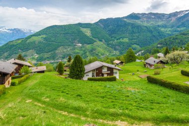 Riddes, İsviçre - Mayıs 2015: Panorama yeşil m Köyü