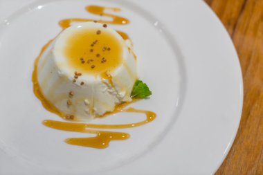 Krem karamel puding, lezzetli tatlı .