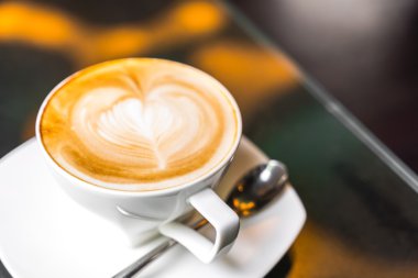 Latte Kahve sanat masada .