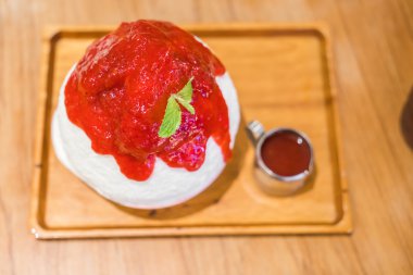 Kore tatlı: Bing Su çilek ile .