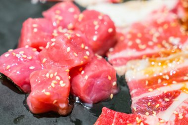 Pişmemiş çiğ et. .